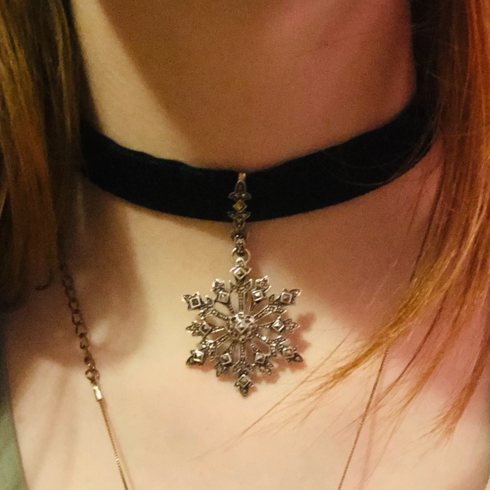 Vintage Sterling .925 marcasite  Snowflake pendant Choker Necklace on velvet